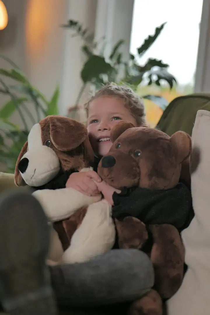 Meisje met 2 verzwaringsknuffel van lotgenootje